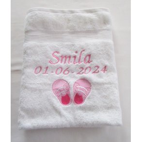 Hvidt Badehndklde med sko.