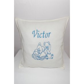 R�hvid pude med bl� tr�d & navn.