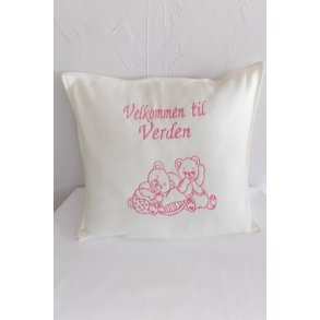 R�hvid pude med tekst lyser�d tr�d.