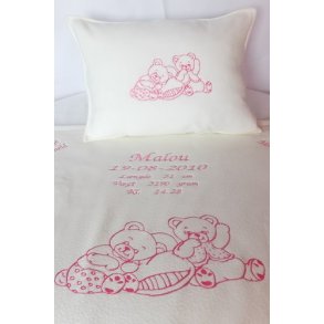 Rhvidt tppe med alle dataer & pude & lyserd trd.