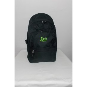 Sort stor rygsk med navn.