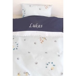 Lyseblt junior Sengetj med navn & dato.