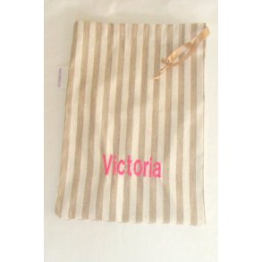 Stribet gymnastikpose med navn.