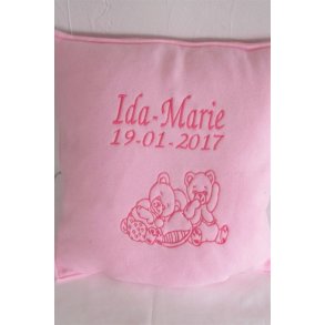 Lyserd pude med navn & dato.