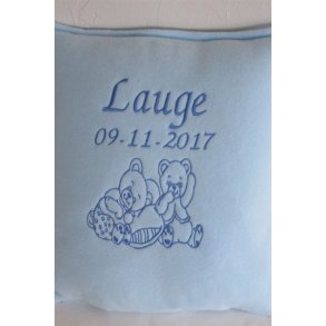 Lysebl pude med navn & dato.