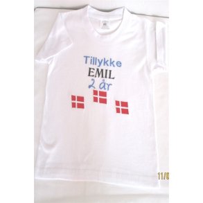 Hvid T-Shirt Tillykke med de 2 r. Emil.