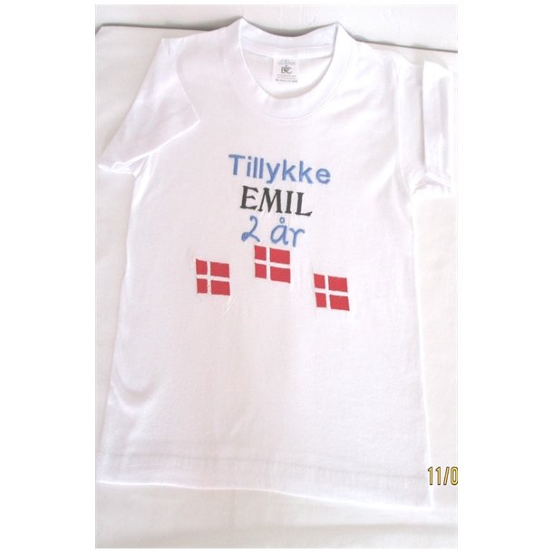 Hvid T-Shirt Tillykke med de 2 r. Emil.