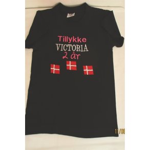 Sort T-Shirt Tillykke med de 2 r. Voctoria