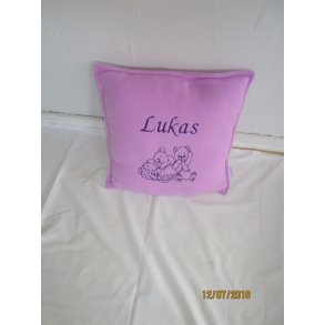 Lyslilla pude med navn & dato.