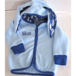 Lysebl jakke med navn.