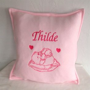 Lyser�d pude med lyser�d tr�d & navn.