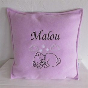 Lyselilla pude med navn.