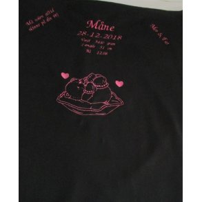 Sort t�ppe med pink tr�d & navn. 