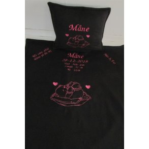 Sort tppest med pink trd & alle dataer & pude.