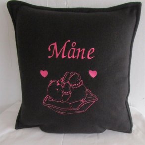 Sort pude med pink tr�d & navn.