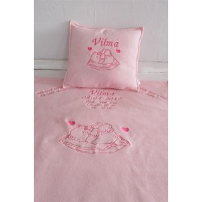 Lyserdt tppe med den sovende Bamse og alle dataer.