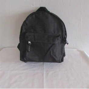 Sort lille rygs�k med navn.