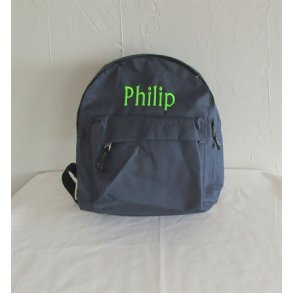 Mrkebl rygsk med navn.