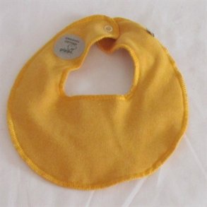 Carrygul hagesmk med navn.