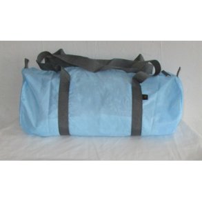 Lysebl sportstaske med navn.