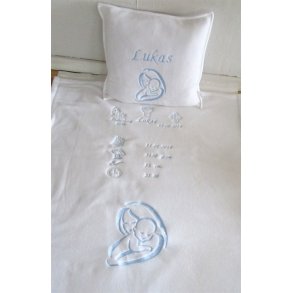 Hvidt tppest med lyserd trd & alle dataer & pude.