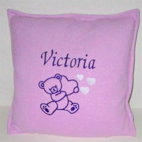 Lyselilla pude med navn.