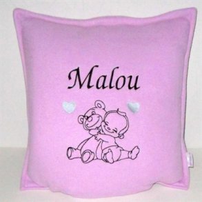 Lyselilla pude med navn.