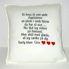 Hvid pude med sort tr�d & tekst.