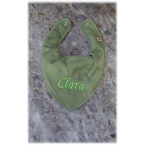 Stvet grn trkldesmk med navn.