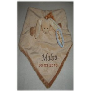 Beiges Nusseklud Kanin med navn & dato.