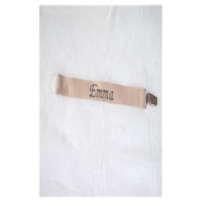 Beiges sutteholder med navn.