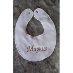 Hvid hagesmk med navn.