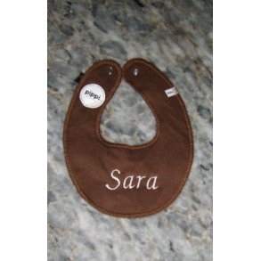 Brun hagesmk med navn.