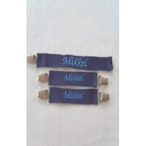 Mrkebl sutteholder & vanteholder med navn.