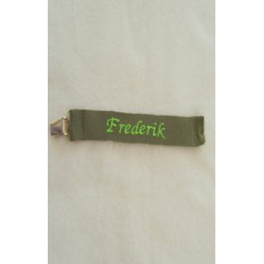 M�rkegr�n sutteholder med navn.