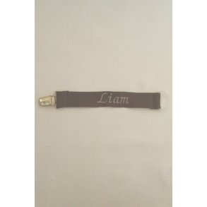 M�rkebrun sutteholder med navn.