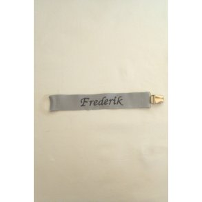 Lysegr� sutteholder med navn.