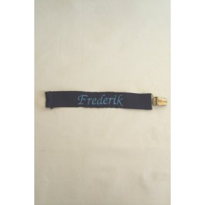 M�rkebl� sutteholder med navn.