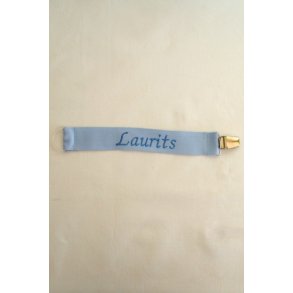 Lysebl� sutteholder med navn.