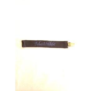 Sort sutteholder med navn.