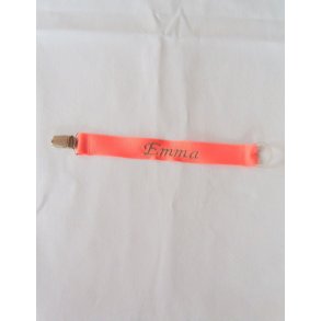 Coral sutteholder med navn.