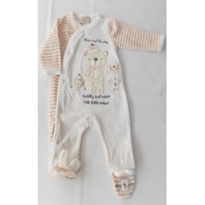 Hvid heldragt med navn.